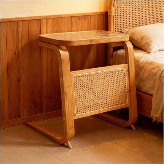 Petit meuble sur pied avec des portes en rotin tresse