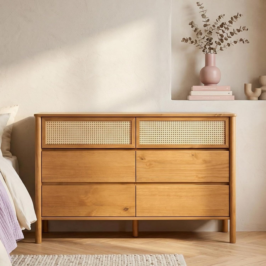 Commode beige en bois massif et rotin de qualite